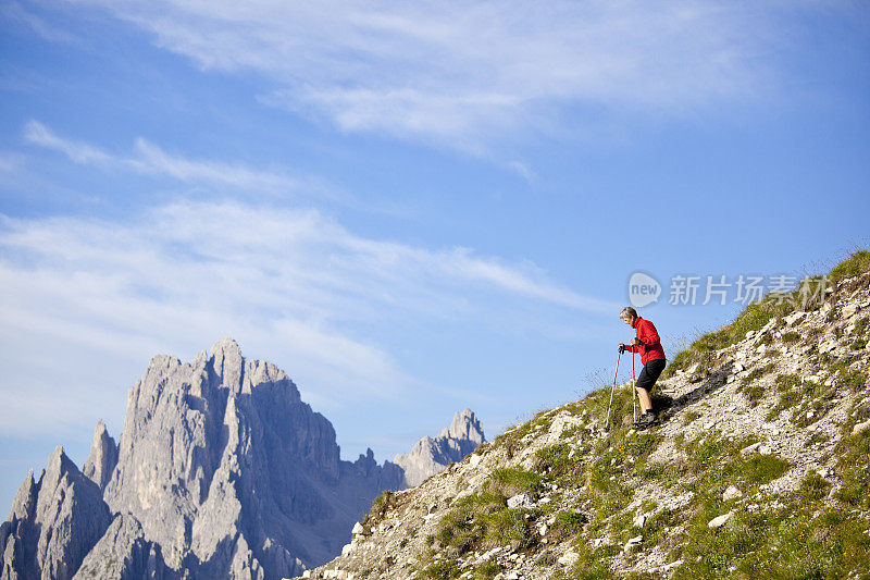 高级女子徒步旅行