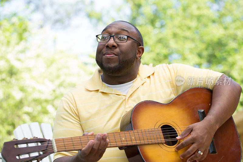 非裔美国人弹吉他。