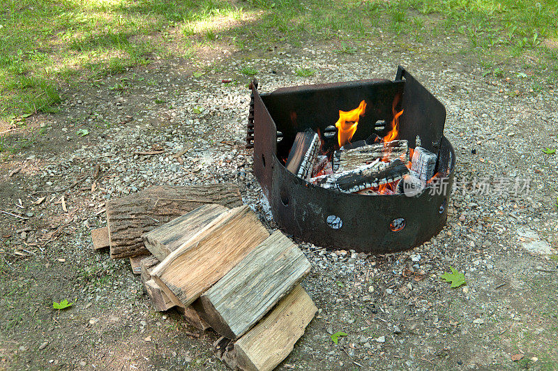 篝火坑和木柴