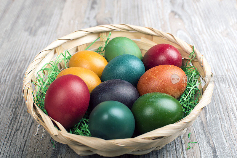 横向的复活节彩蛋放在篮子里