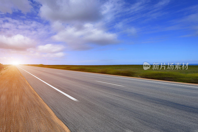 阳光明媚的海岸线高速公路