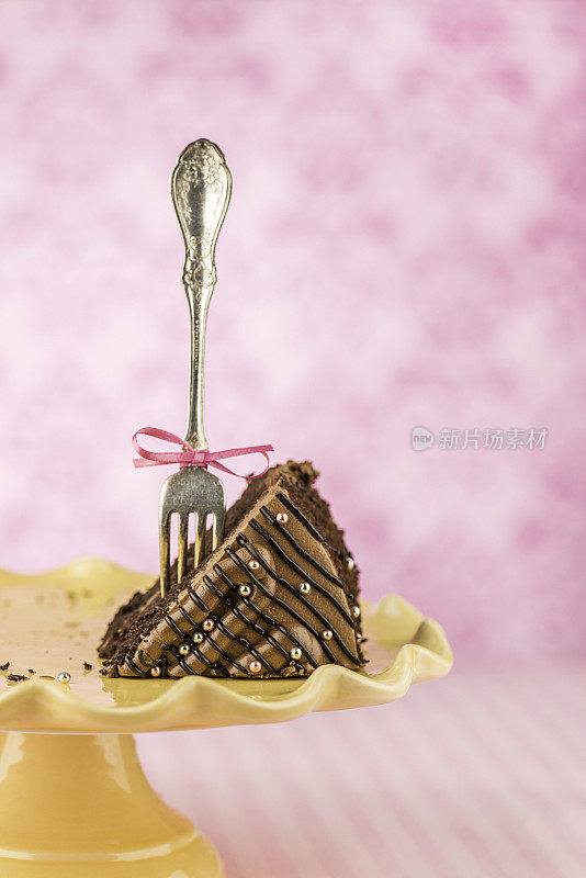 用叉子在蛋糕架上放一片巧克力蛋糕
