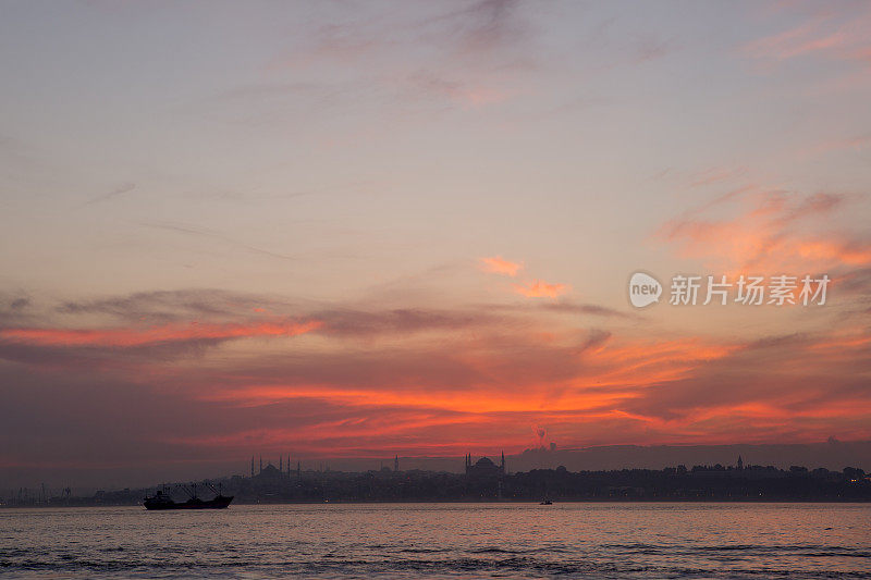 日落时的土耳其伊斯坦布尔海岸