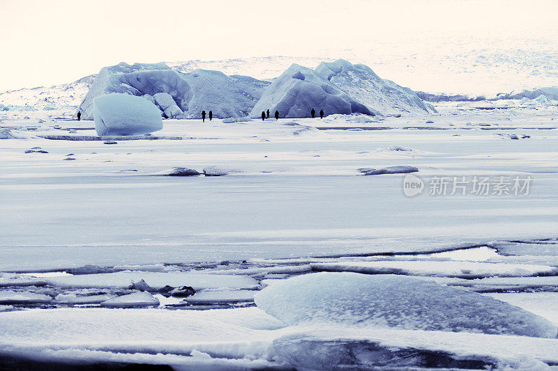 冰岛Jokulsarlon冰川泻湖上的冰冻浮冰