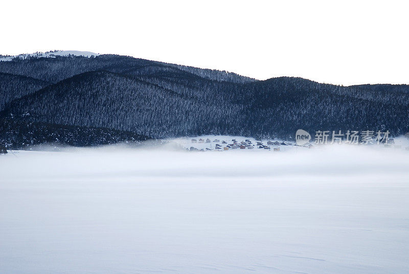 暴风雪和山区景观