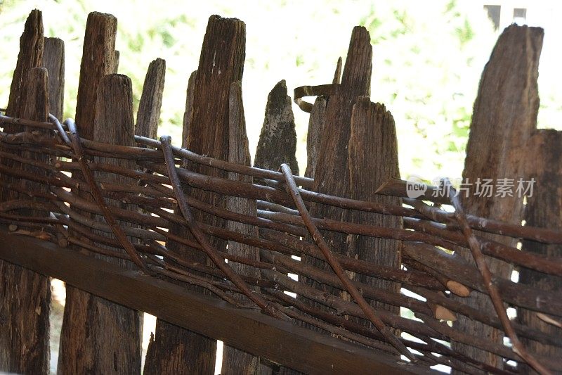 用柳条编织的木板做的旧篱笆