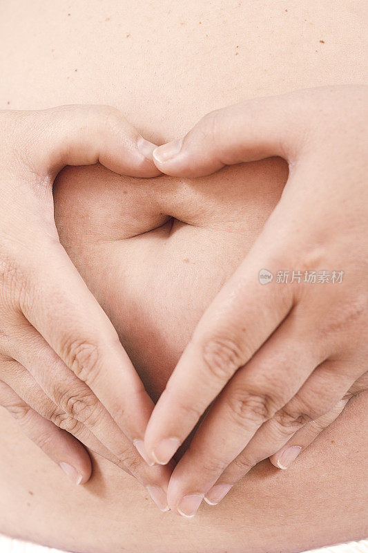 怀胎的腹部有手指心形的象征