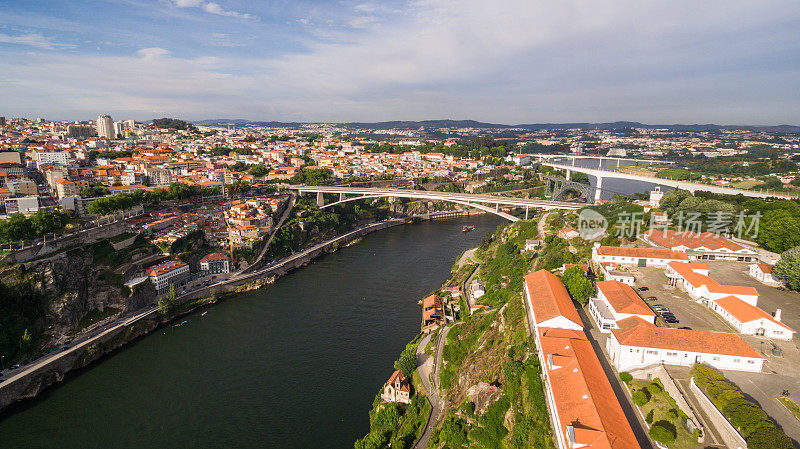 葡萄牙波尔图杜罗河上桥梁的鸟瞰图