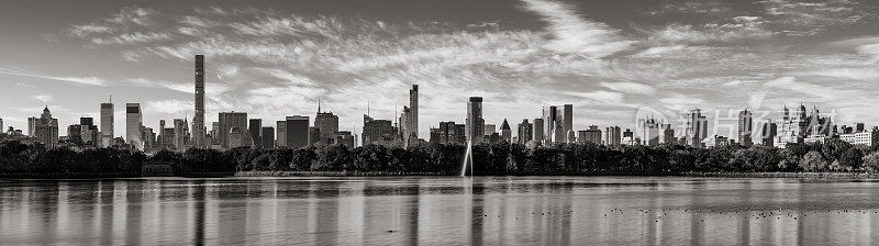 曼哈顿中城的摩天大楼和中央公园水库的黑白。纽约
