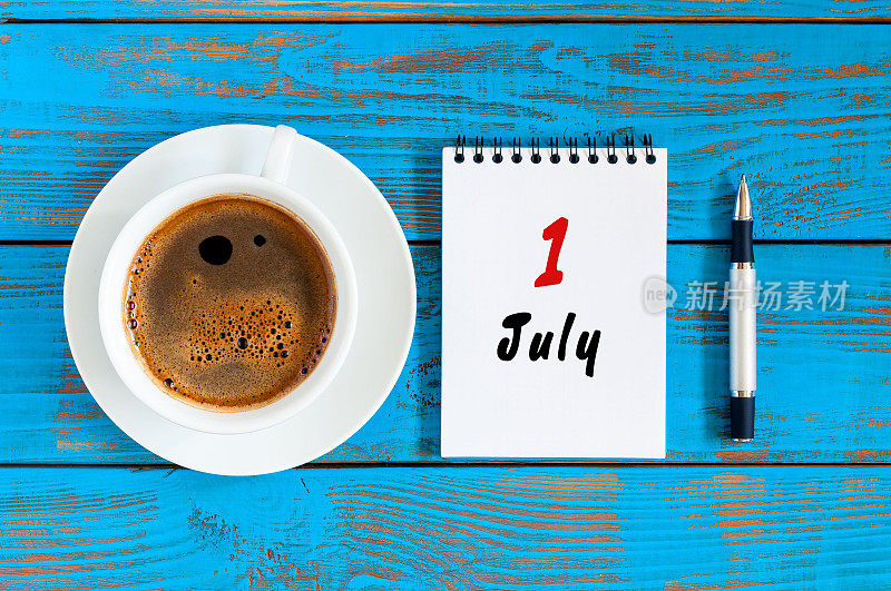 7月1日。月1日，日历上的商务职场背景用早晨的咖啡杯。夏天的概念。你好,7月
