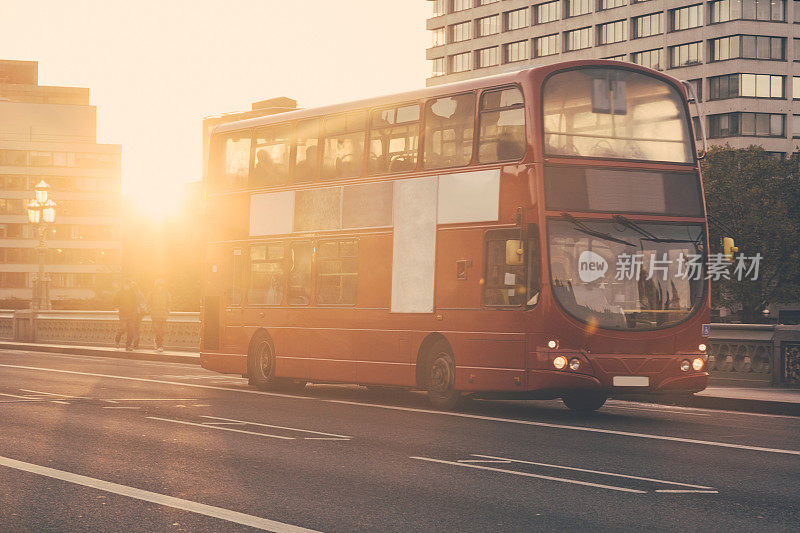 日落时分伦敦著名的红色双层巴士