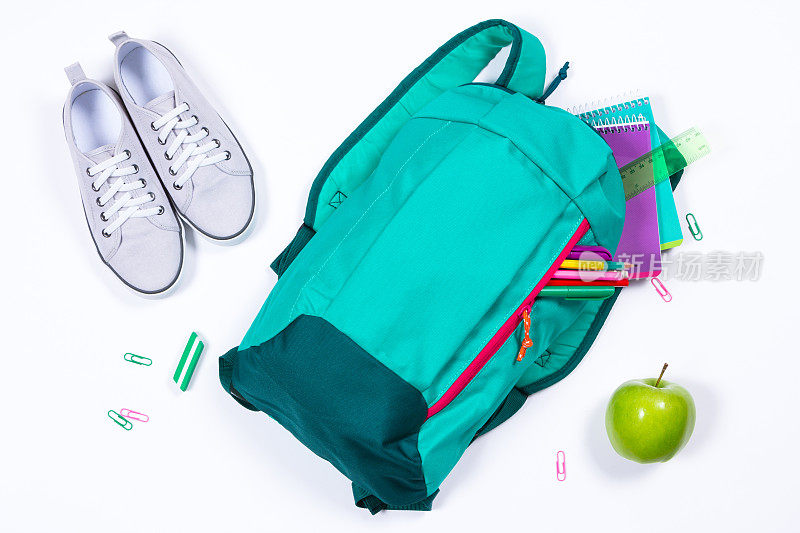背包与学校文具在白色的背景