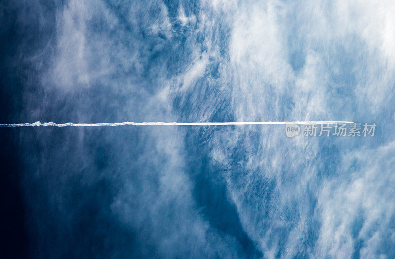 大型喷气式飞机在云层下直线快速飞行