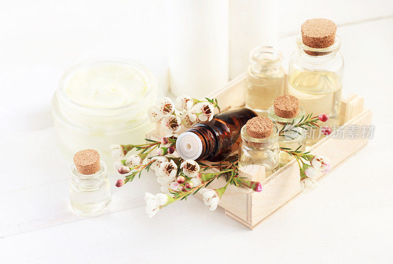 木瓶香薰油与精致的花朵