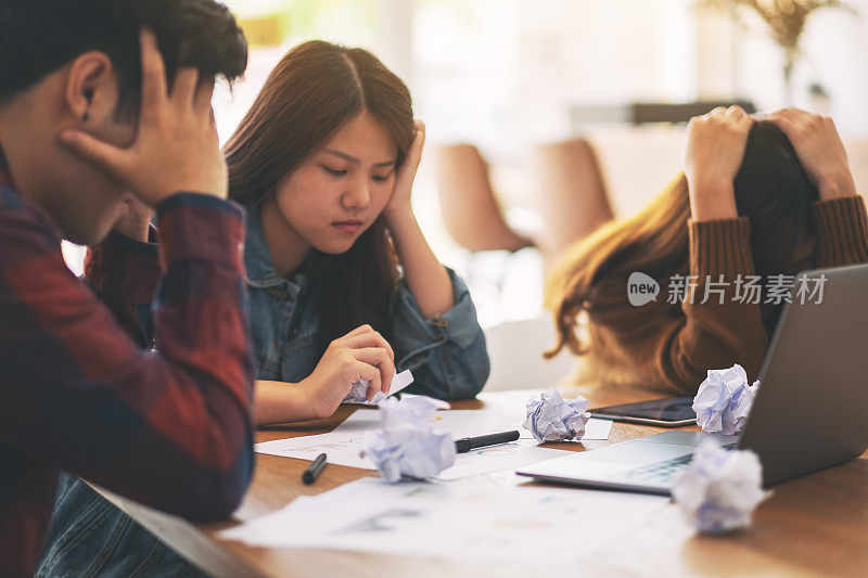 商人在商务会议中遇到问题时会感到压力