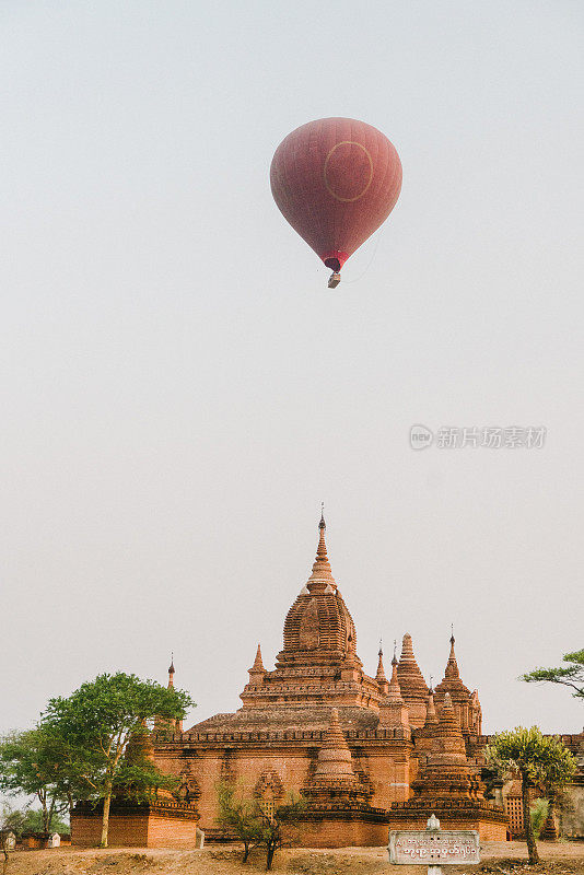 蒲干遗址上空热气球的风景