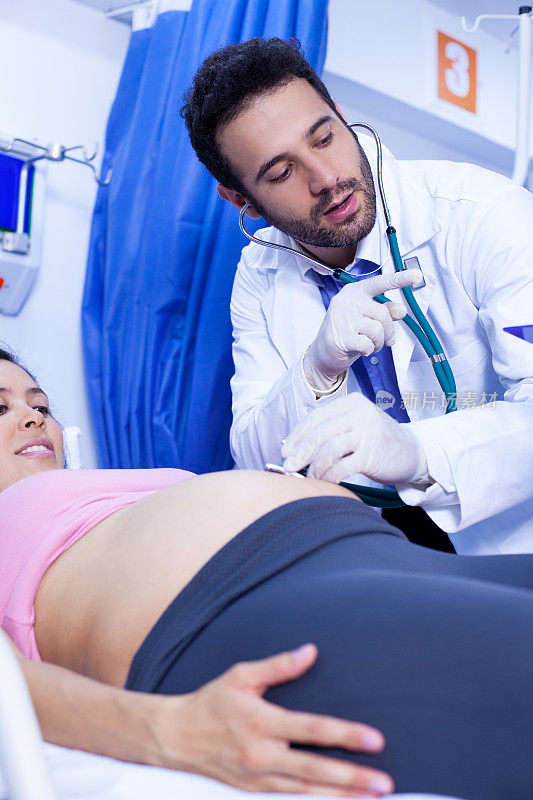 拉丁裔医生向孕妇提供医疗咨询。
