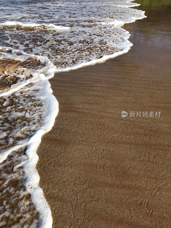 日出时的金色沙滩，波罗海滩，在夏威夷毛伊岛的怀利亚