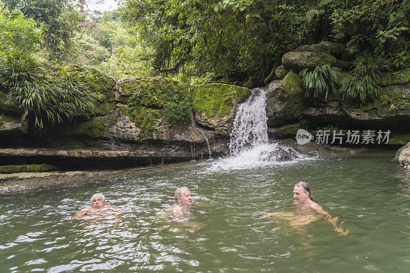 老年人在河里游泳