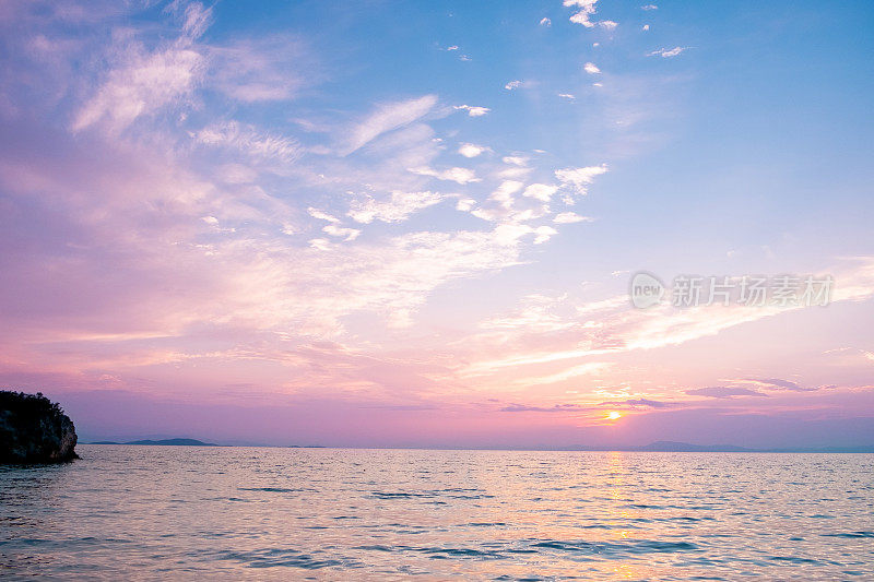 海上地平线上紫色的落日