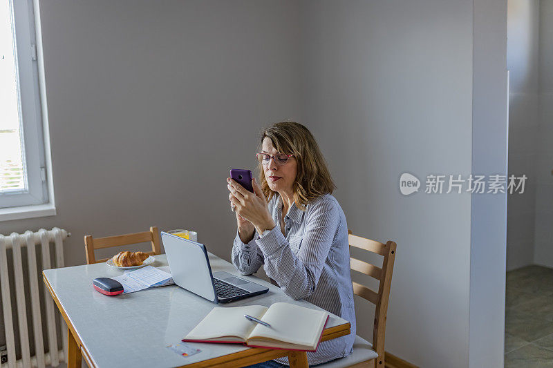 成熟的女人发短信