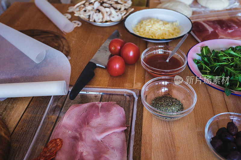 披萨制作，餐桌上的配料，特写，在家烹饪