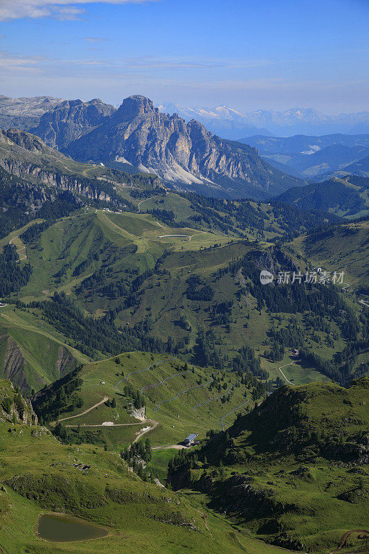 夏天的风景。意大利北部Dolomites的Fedaia山口到Pordoi山口的休息点上的马尔莫拉达冰川山的美丽景色。夏天在阿拉巴山上。