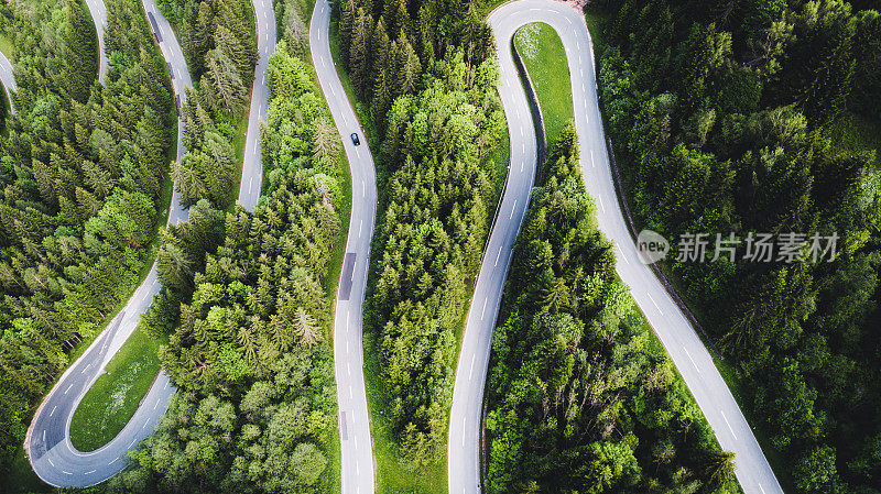 鸟瞰图的弯曲山路在奥地利阿尔卑斯山