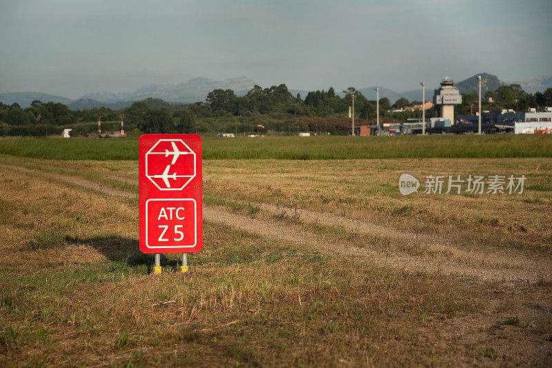 机场跑道上的空中交通管制标志