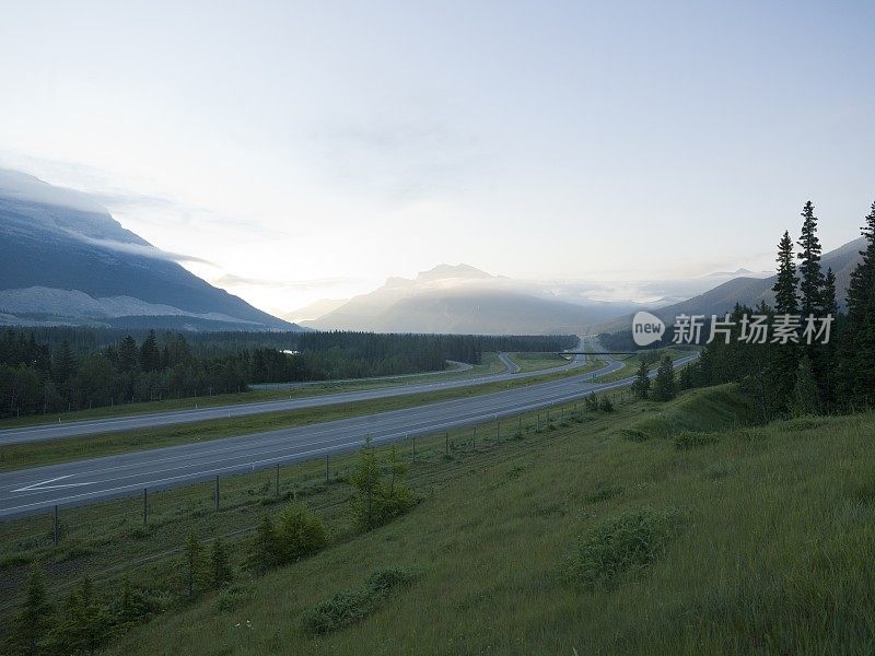 在落基山脉横跨加拿大高速公路的高架视图