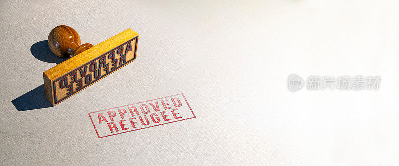 木制邮票，在白纸上盖上批准的难民信息。