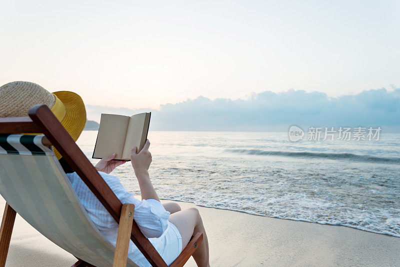 在海滩上看书的女人
