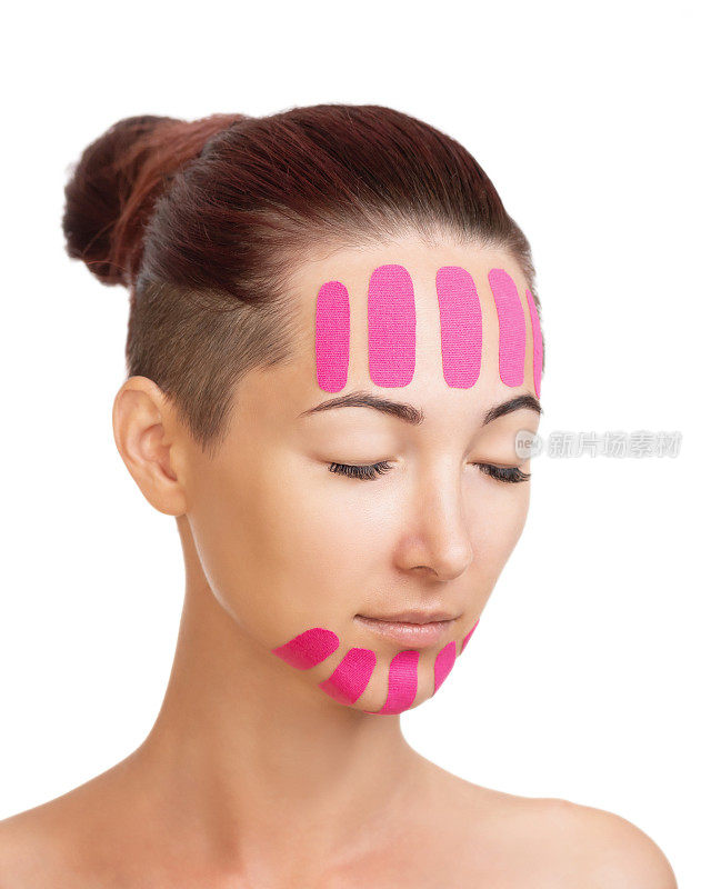 女人与肌内肌贴在前额和下巴面部拉皮。