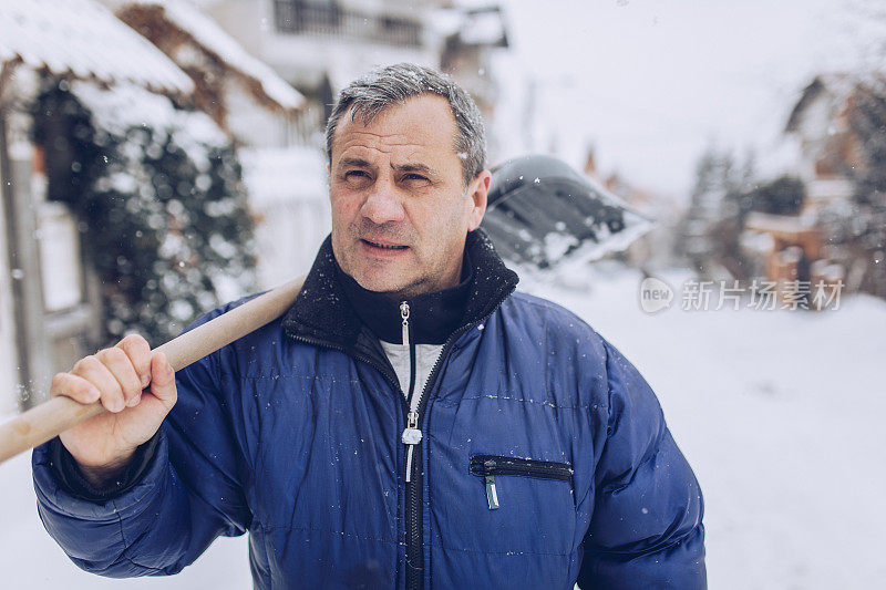 在街上清扫积雪的人