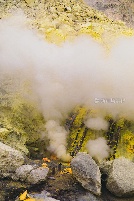 印度尼西亚东爪哇伊真火山的日出和硫磺蒸汽