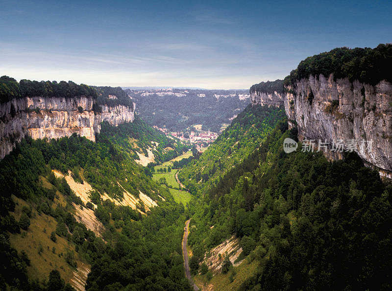 汝拉是法国东部Bourgogne-Franche-Comté的一个部门，以汝拉山脉命名