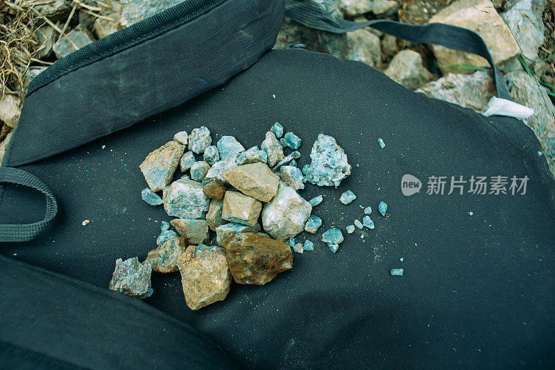 原萤石治疗石躺在背包，采矿地点