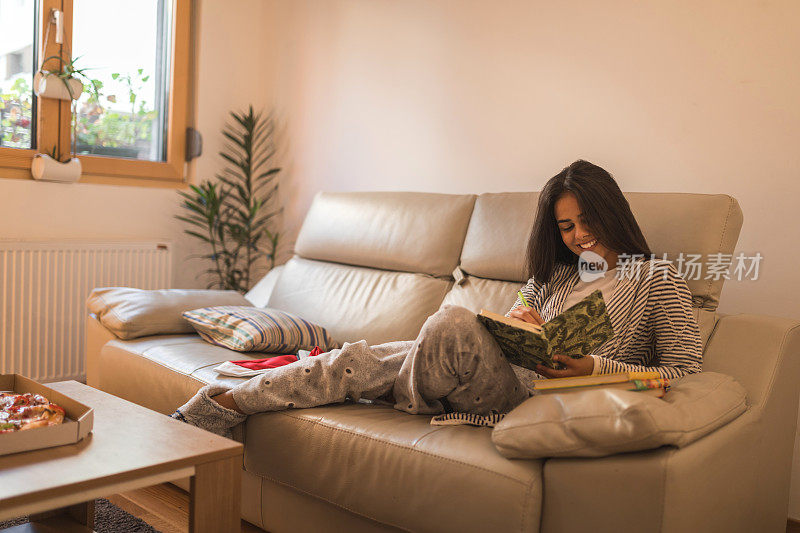 十几岁的女孩在家里看书