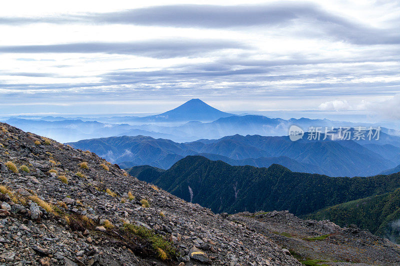 从日本山梨县的南阿尔卑斯山看富士山