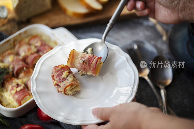 自制健康早餐:鸡蛋培根卷和全麦面包