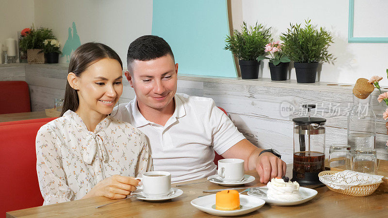 一对可爱的夫妇在糖果店喝茶约会