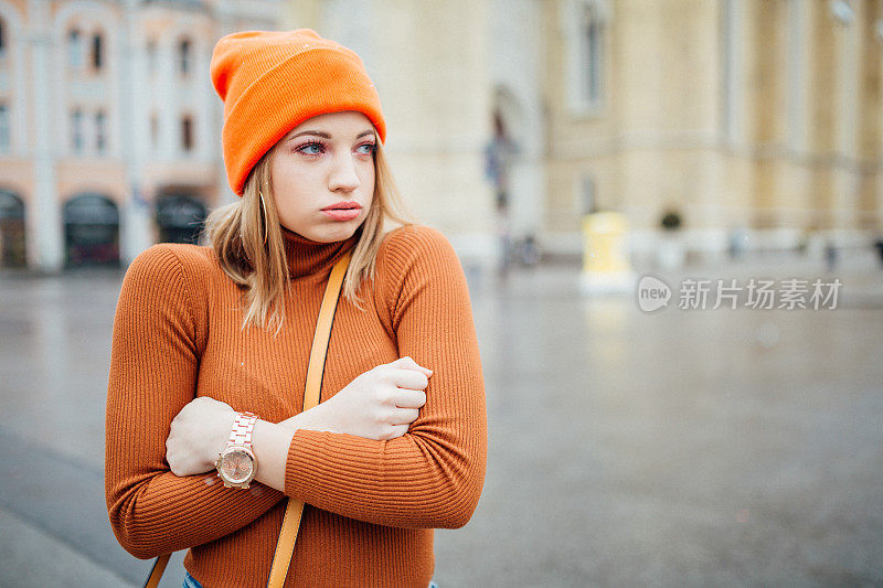 金发女人感到寒冷