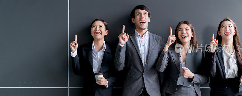 群聪明年轻的亚洲商业男女正式着装团队笑微笑站手点肖像自信和领导决心的现代办公室设计背景