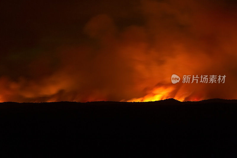 火在山中，黑暗的背景与复制空间