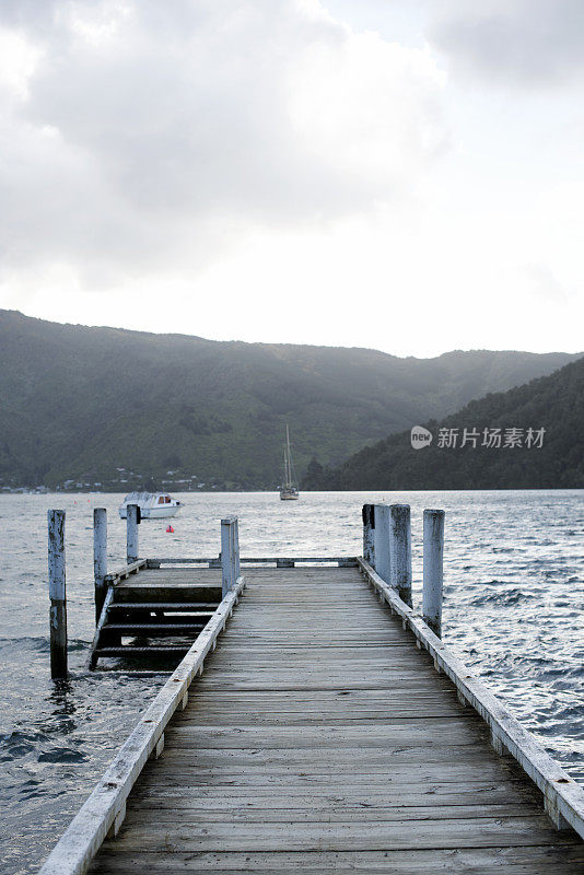 孤独的码头通向暴风雨的湖