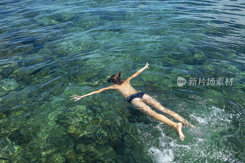 一名年轻女子在菲律宾巴拉望浮潜