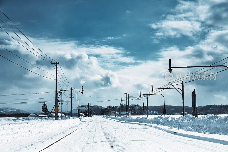 日本北海道结冰的道路。
