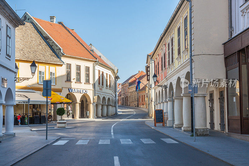 弗拉尼奥图季曼街，克罗地亚北部武科瓦尔市斯拉沃尼亚市的主要街道，在一个阳光明媚的日子里，这里有标志性的老建筑。