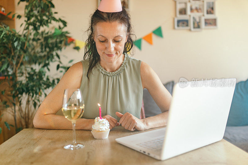 独自在家庆祝生日的女人