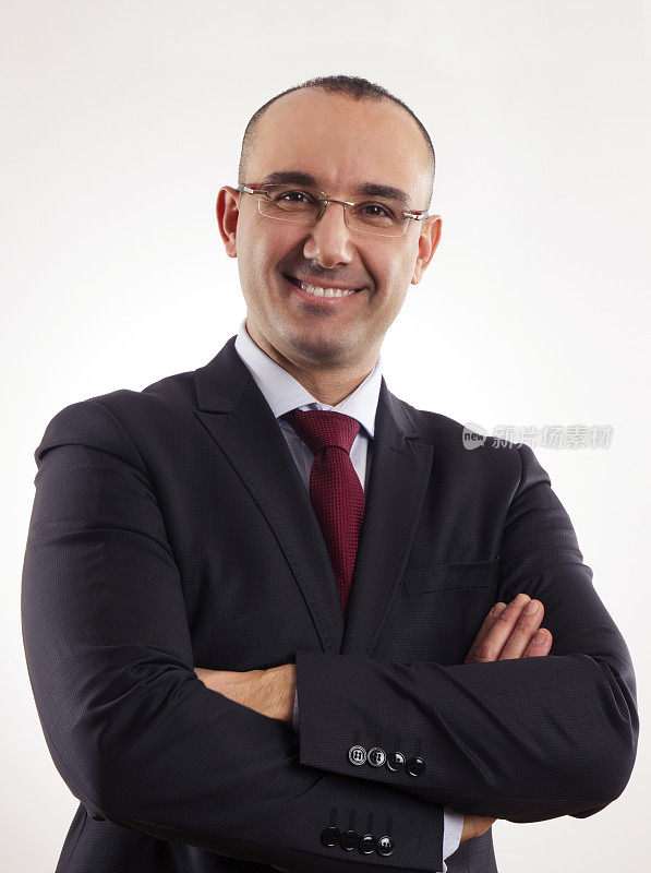 自信的商人摆姿势